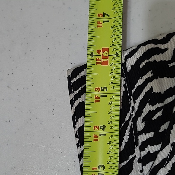 Jones New York Sport women's zebra print shorts size 6 - Picture 6 of 8